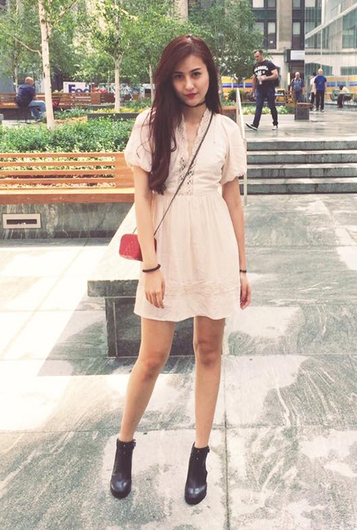 
	
	Hotgirl Hà Lade diện váy trắng ren kết hợp cùng boot da cổ ngắn. Chiếc tui đeo nhỏ xinh với gam màu đỏ nổi bật tạo nên điểm nhấn cho bộ trang phục.